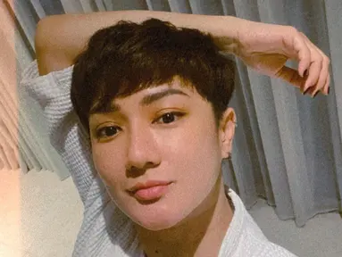 Begini potret terbaru Melly Mono yang betah dengan gaya rambut pendek. (FOTO: instagram.com/melly_mono)