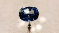 Berlian yang diberi nama Blue Moon tersebut akan dilelang oleh rumah lelang Sotheby pekan depan