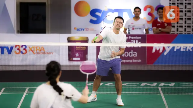 Foto: Aksi Jatuh Bangun Pasangan Raffi Ahmad dan Nagita Slavina saat Laga Bulu Tangkis di Turnamen Olahraga Selebriti Indonesia
