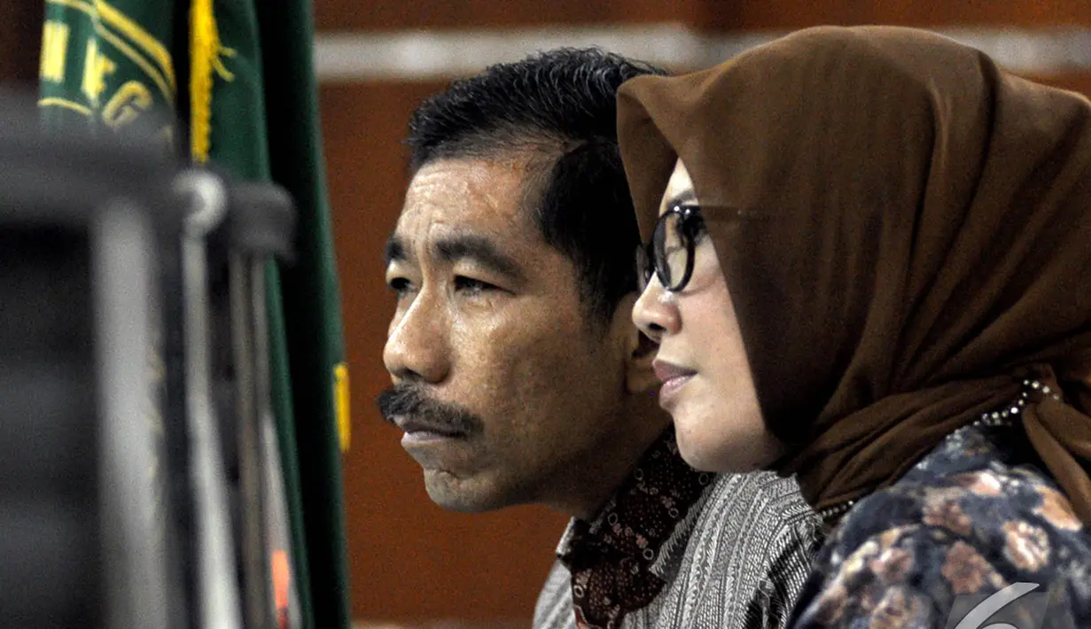 Romi Herton dan istrinya Masyitoh merupakan terdakwa yang melakukan suap kepada Akil Mochtar terkait kasus sengketa pilkada Kota Palembang, Jakarta, Kamis (4/12/2014). (Liputan6.com/Miftahul Hayat)