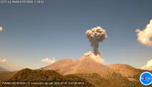 3 Gunung Api Erupsi Beruntun Selasa Malam, Satu di NTT