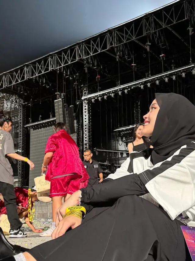 Gaya Putri Delina Nonton Konser Bruno Mars. [@putridelinaa]