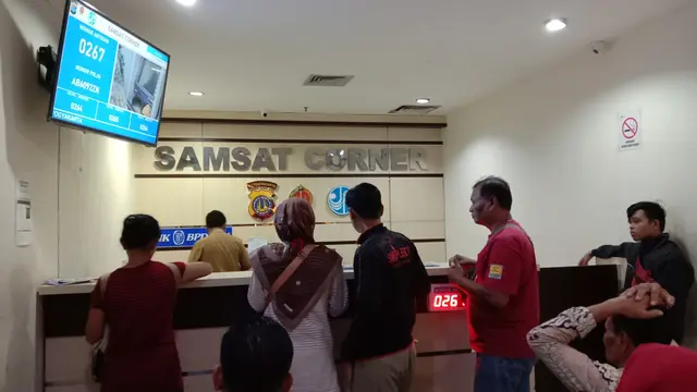 Pembayaran Pajak Kendaraan di Samsat.