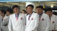 Atlet Korea Utara menunggu penerbangan mereka ke Indonesia untuk Asian Games dari Bandara Internasional Pyongyang (10/8). Asian Games 2018 akan berlangsung mulai 18 Agustus hingga 2 September di Jakarta dan Palembang. (AFP Photo/Kim Won-Jin)