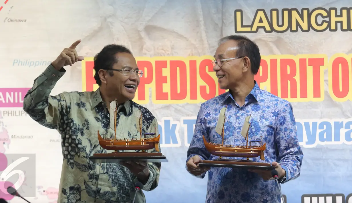 Menko Maritim dan Sumber Daya, Rizal Ramli dan kedubes Jepang untuk Indonesia Yasuaki Tanizaki memegang replika kapal saat Launching Ekspedisi Spirit of Majapahit' di Jakarta, Senin (2/5). (Liputan6.com/Angga Yuniar)