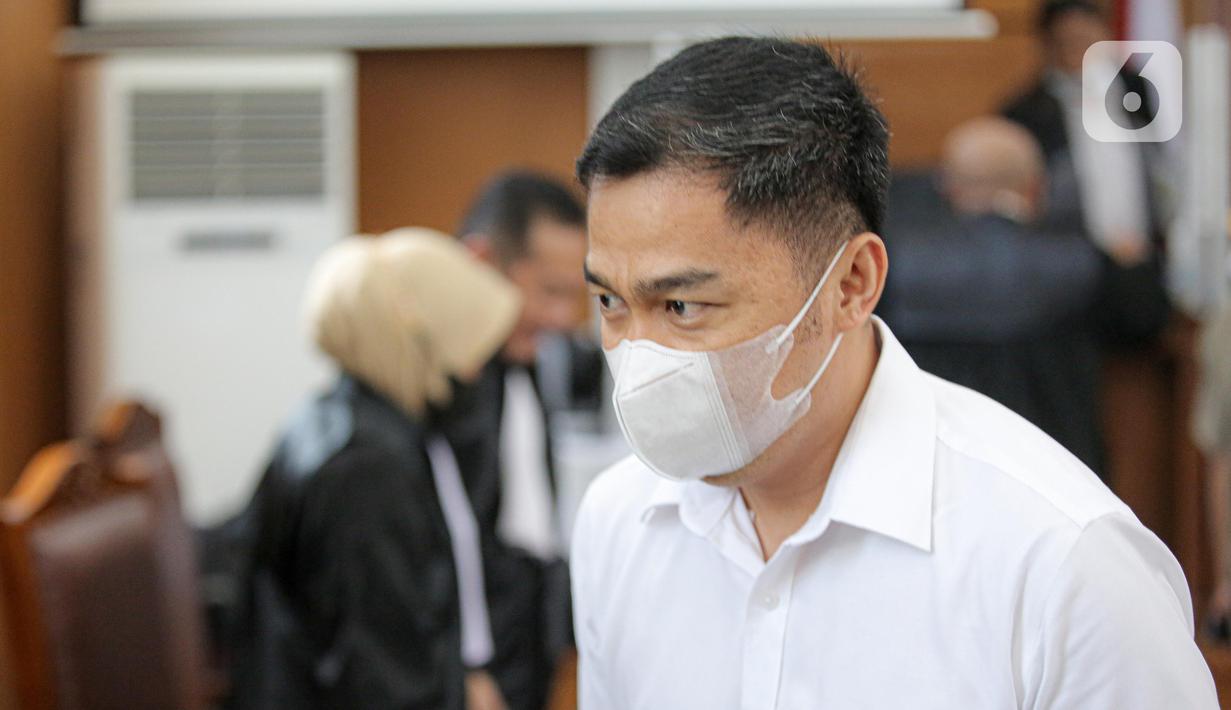 Terdakwa kasus merintangi penyidikan atau 'obstruction of justice' pembunuhan berencana terhadap Brigadir J, Arif Rachman Arifin usai sidang pembacaan putusan sela di Pengadilan Negeri Jakarta Selatan, Selasa (1/11/2022). Dalam dakwaan sebelumnya, Mantan Wakaden B Biro Paminal Divisi Propam Polri AKBP Arif Rachman berperan merusak alat bukti laptop yang berisi data rekaman CCTV.. (Liputan6.com/Faizal Fanani)