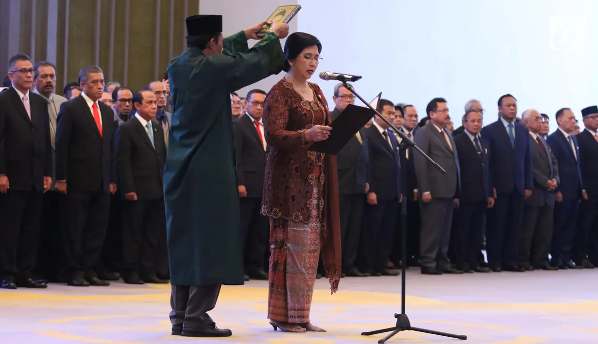 Destry Damayanti membacakan sumpah saat dilantik menjadi Deputi Gubernur Senior Bank Indonesia di Gedung MA, Jakarta, Rabu (7/8/2019). Pelantikan Destry sebagai Deputi Gubernur Senior BI dilakukan berdasarkan SK Presiden RI Nomor 74/P Tahun 2019 Tanggal 29 Juli 2019. (Liputan6.com/Angga Yuniar)