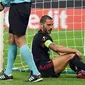 Pemain AC Milan, Leonardo Bonucci duduk di lapangan setelah gagal menghentikan tendangan pemain Austria Wien, Christoph Monschein pada matchday kelima Liga Europa di Stadion San Siro, Jumat (24/11). Milan menang telak 5-1. (Daniel Dal Zennaro/ANSA via AP)