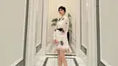 Di potret Renata Kusmanto kembali tampil cantik kenakan mini lace dress putih dan bordir hitam. Outfitnya dilengkapi dengan heels putih dan tas mini hitam [@renata711]