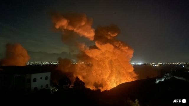 Asap mengepul di lokasi serangan udara Israel di pinggiran Desa Zawtar di Lebanon selatan pada 21 September 2024. (AFP/Ammar Ammar)