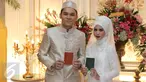 Pasangan Artis, Ben Kasyafani dan Nesyana Ayu Nabila berpose sambil memegang buku nikah usai ijab kabul di  kawasan Mega Kuningan, Jakarta, Sabtu (30/07). (Liputan6.com/Herman Zakharia)
