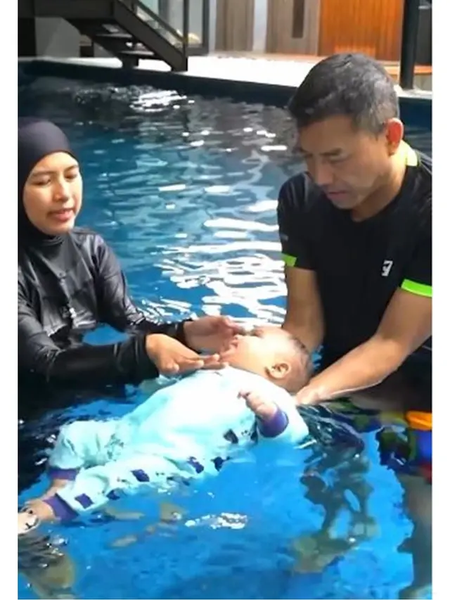 6 Potret Anang Hermansyah Momong Azura, Dampingi Cucu Belajar Renang