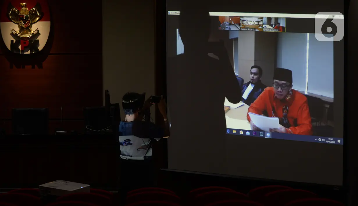 Terdakwa mantan Menpora Imam Nahrawi membacakan pledoi atau pembelaan saat sidang secara online di Gedung KPK, Jakarta, Jumat (19/6/2020). Sebelumnya, Imam Nahrawi dituntut 10 tahun penjara dan denda Rp 500 juta subsider 6 bulan kurungan terkait dugaan suap dana hibah KONI. (merdeka.com/Dwi Narwoko)