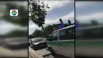  Pelaku merebut pistol dari korban dan langsung melepaskan tembakan yang melukai polisi dan dua orang pejalan kaki.