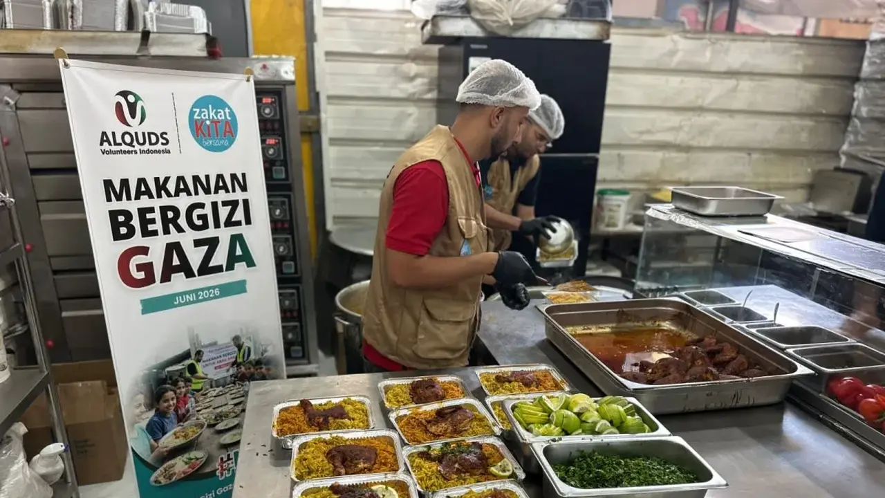 Relawan Al-Quds Volunteer di Gaza menyiapkan hidangan bagi anak-anak di Gaza (Istimewa)