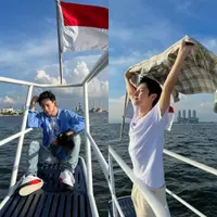 Tak langsung pulang ke Korea Selatan, kelima member yang terdiri dari Lee Jeno, Huang Renjun, Zhong Chenle, Park Jisung, dan Na Jaemin terlihat berada di kapal pesiar di wilayah Ancol.