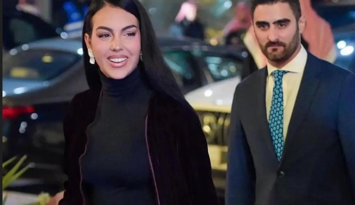 Penampilannya itu dilengkapi dengan aksesori berupa anting-anting dari pasquale bruni dan tas Hermes yang bikin penampilannya terlihat glamor. @dollalin/@giolov-xo.