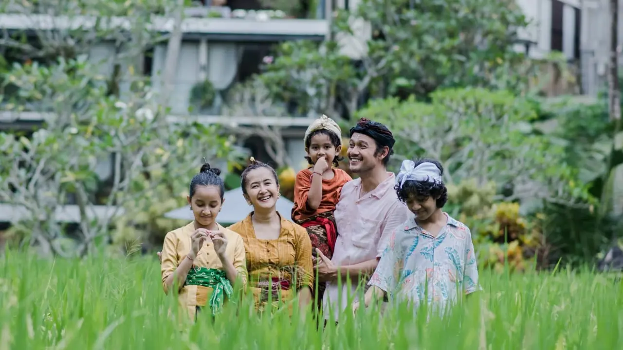 Widi Mulia Hamil Anak ke-4, Ini 7 Pemotretan Keluaga Dwi Sasono yang Selalu Kompak