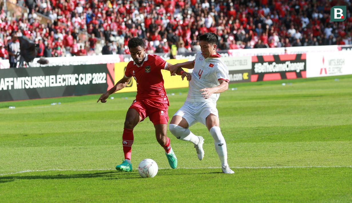 <p>Pemain Timnas Indonesia, Yakob Sayuri (kiri) berebut bola dengan pemain Vietnam, Bui Tien Dung dalam laga leg pertama babak semifinal Piala AFF 2022 di Stadion Utama Gelora Bung Karno (SUGBK), Jumat (6/1/2023) sore WIB. (Bola.com/M Iqbal Ichsan)</p>