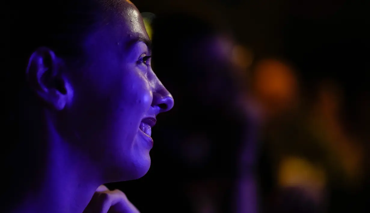 Seorang wanita menghadiri pertunjukan stand-up comedy di Kyiv, Ukraina, 11 Juni 2022. Warga Ukraina yang berada jauh dari garis depan menggunakan lelucon dan humor sebagai senjata melawan kecemasan dan kemurungan masa perang. (AP Photo/Natacha Pisarenko)