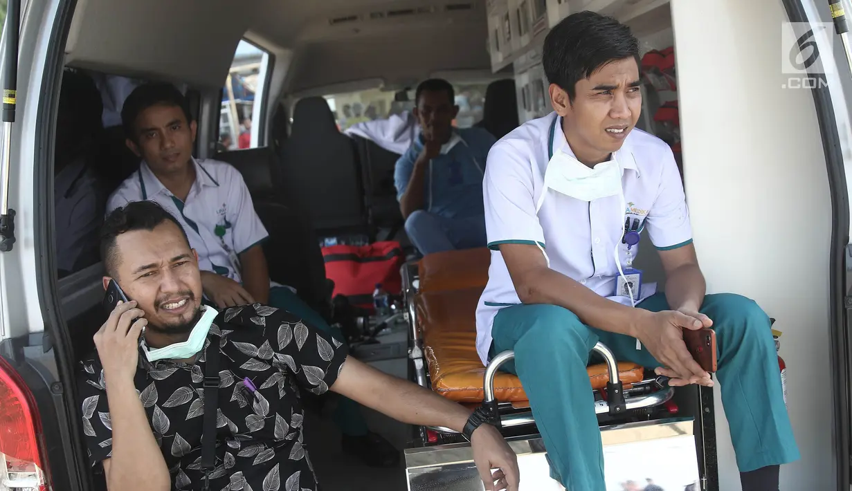 Petugas medis bersiap menunggu evakuasi jenazah korban pesawat Lion Air JT 610 di Tanjung Pakis, Karawang, Jawa Barat, Senin (29/10). Pesawat Lion Air JT 610 yang jatuh di Karawang dinyatakan laik operasi. (Liputan6.com/Herman Zakharia)