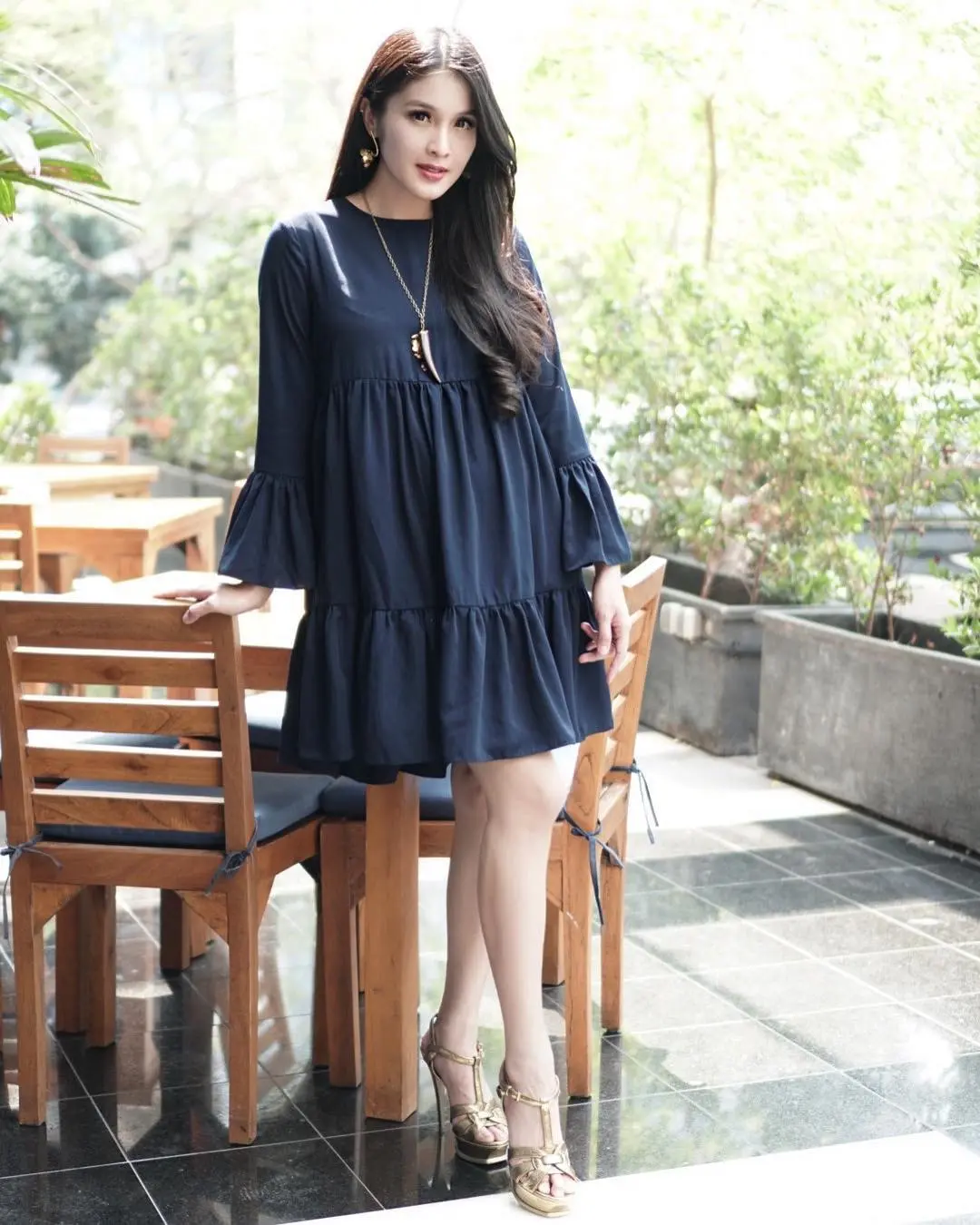 Sandra Dewi memakai dress yang bikin tampilannya tetap cantik dan seksi. (Image: sandradewi88/instagram)