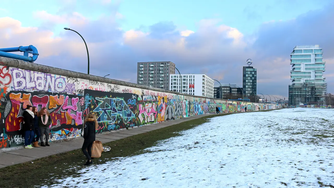 Tembok Berlin dengan Grafiti yang Menakjubkan