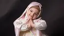 Arsy terlihat begitu imut saat ia mengenakan hijab. Anak kelahiran 14 Desember 2014 tampak makin imut dengan pose mengucap salam. (Foto: instagram.com/queenarsy)