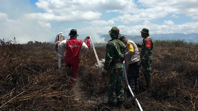 TNI dan Polisi membantu Manggala Agni memadamkan api, Kamis (29/8/2019).(Liputan6.com/Ahmad Akbar Fua)