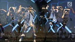 Penampilan Super Junior Donghae dan Eunhyuk saat Konser di Korea Brand Entertainment & Expo (KBEE) 2017 di Gandaria, Jakarta, Senin (4/9). Boyband Super Junior D & E membawakan 4 lagu dalam membuka KBEE 2017. (Liputan6.com/Herman Zakharia)