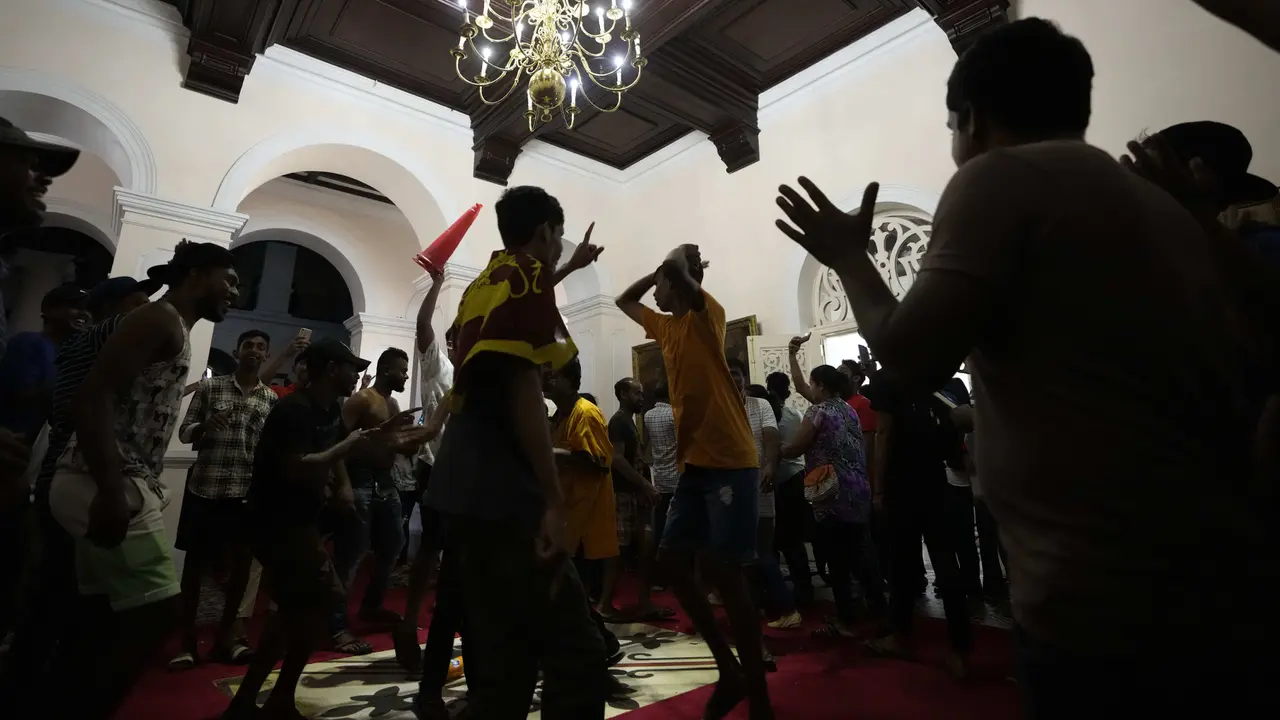 FOTO: Massa Kuasai Kediaman Presiden Sri Lanka Gotabaya Rajapaksa