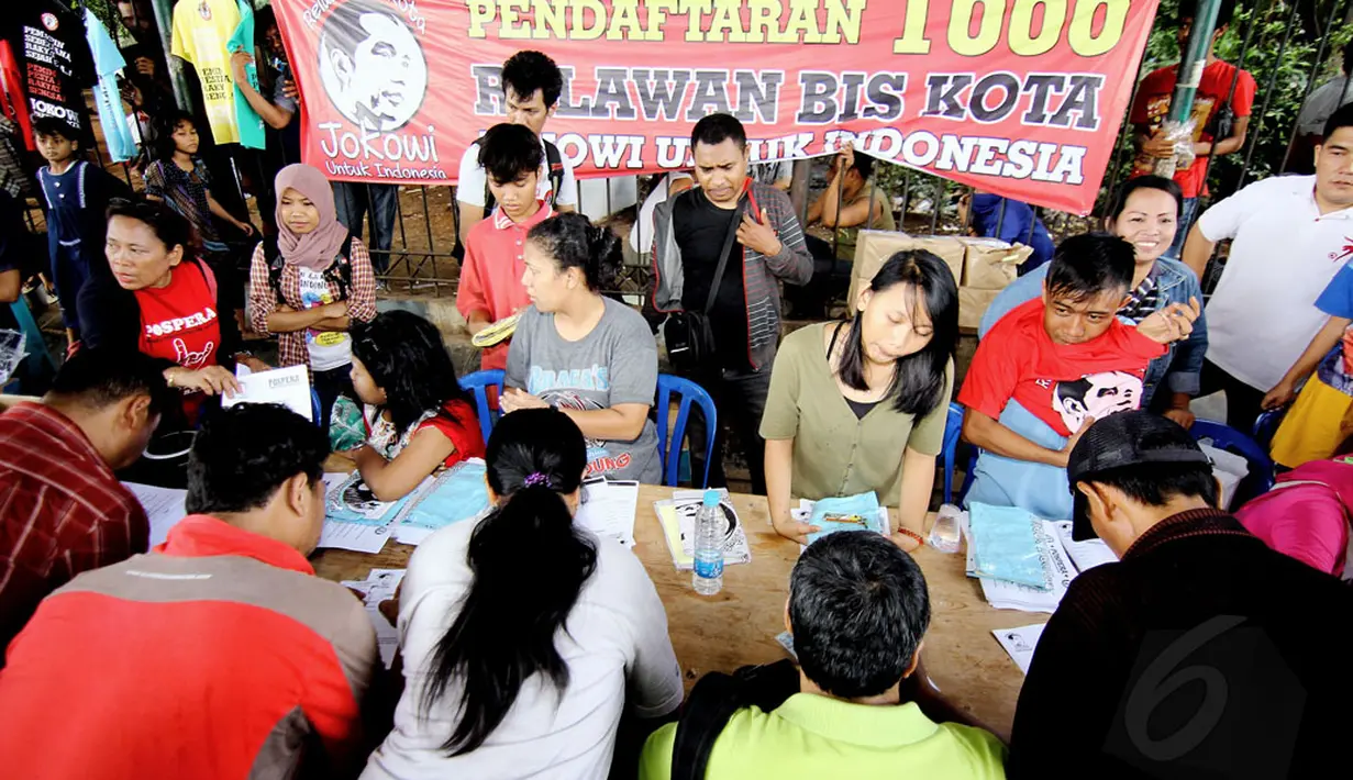 Beragam kalangan masyarakat berkumpul di Pospera di Terminal Kampung Melayu, Jakarta untuk mendaftarkan diri sebagai relawan yang akan berjuang memenangkan pasangan Jokowi-JK dalam Pilpres 2014 mendatang, (29/5/2014). (Liputan6.com/Faizal Fanani)
