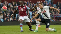 Pemain Tottenham Hotspur, Harry Kane mencetak gol kedua timnya ke gawang Aston Villa pada laga lanjutan Liga Inggris 2015/2016 di Villa Park, Birmingham, 13 Maret 2016. Kane tercatat sebagai top skor pada musim tersebut dengan melesatkan 25 gol. (AFP/Oli Scarff)