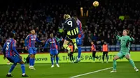 Manchester City harus puas bermain imbang 2-2 kontra Crystal Palace di Selhurst Park pada laga pekan ke-15 Premier League, Sabtu (7/12/2024) malam WIB. (AFP/Glyn Krik)