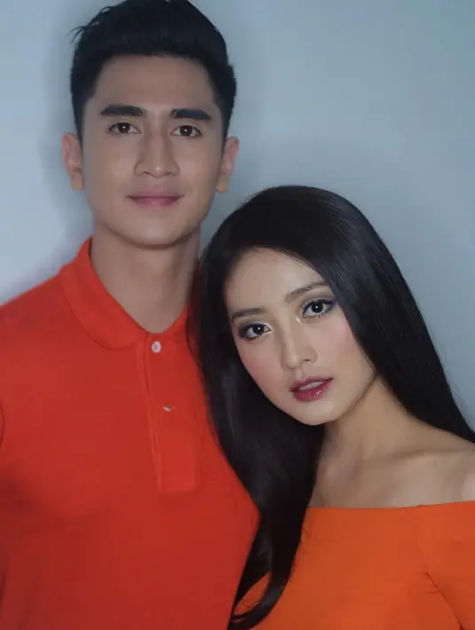 Lihat betapa kompaknya Verrell dan Natasha saat mengenakan busana berwarna orange. (Foto: instagram.com/natashawilona12)