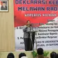 Menteri Ristek Dikti, Muhammad Nasir memberikan pidato saat deklarasi kebangsaan melawan radikalisme di UKI, Jakarta, Selasa (19/9). Deklarasi tersebut dilakukan untuk melawan radikalisme yang akan mengahncurkan keutuhan NKRI. (Liputan6.com/Angga Yuniar)