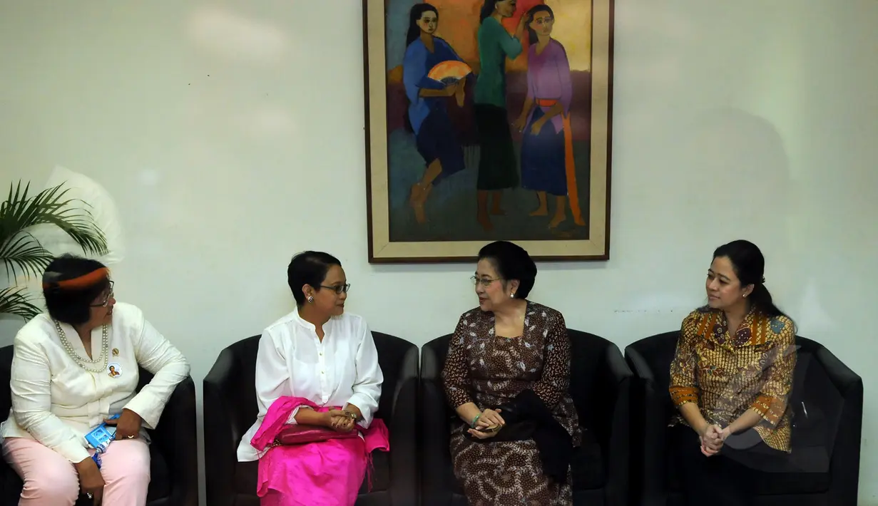 Megawati Soekarnoputri (ketiga dari kiri) berbincang dengan Menlu Retno Marsudi (kedua dari kiri) jelang memberikan pidato budaya dalam rangka Hari Perempuan Internasional di Teater Kecil TIM, Jakarta, Minggu (8/3/2015). (Liputan6.com/Helmi Fithriansyah)