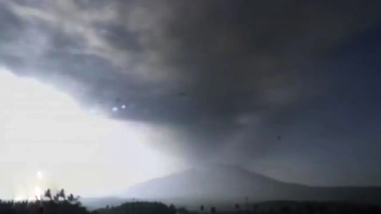 Wilayah Lereng Gunung Raung Dilanda Hujan Pasir