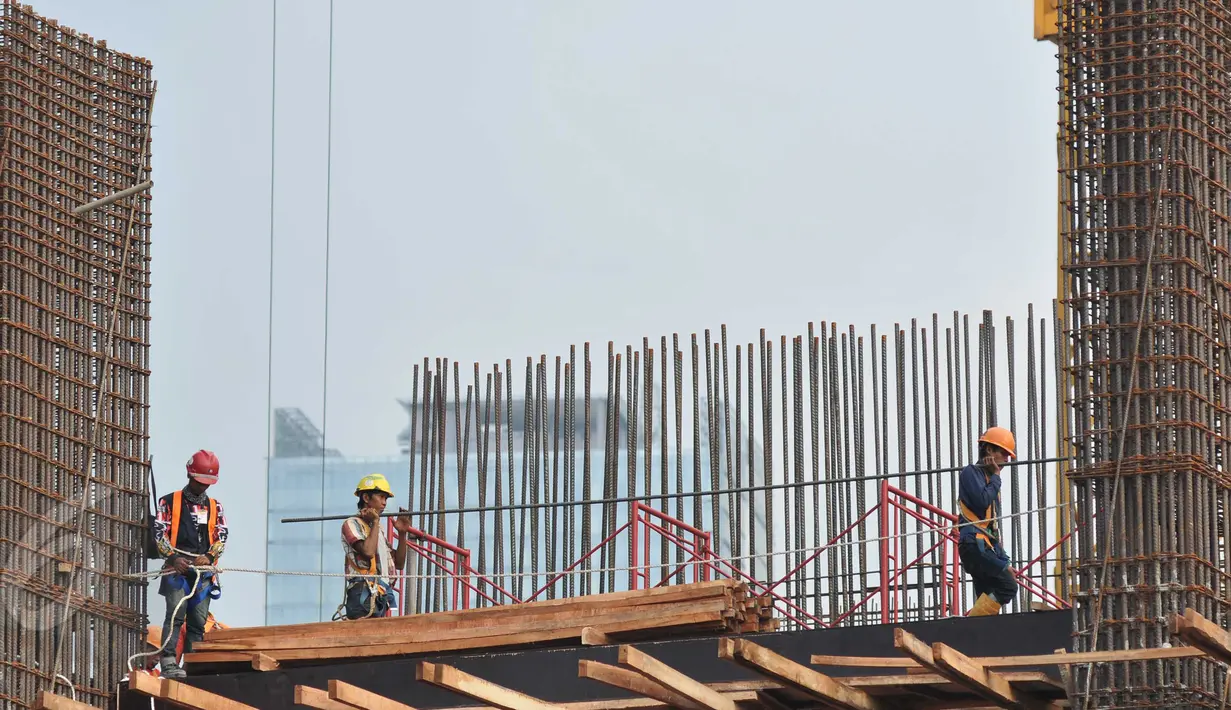 Pekerja menyelesaikan pembangunan gedung bertingkat di Jakarta, Rabu (10/6/2015). Kondisi perekonomian Indonesia pada kuartal I-2015 mengalami perlambatan dan berdampak pada pertumbuhan pasar properti. (Liputan6.com/Johan Tallo)