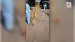 Video 3 TKA asal China yang tengah melakukan pengukuran tanah guna menentukan kekuatan tanah untuk pondasi meresahkan warga Bekasi, menaker menyebutkan masalah tersebut hanya salah paham