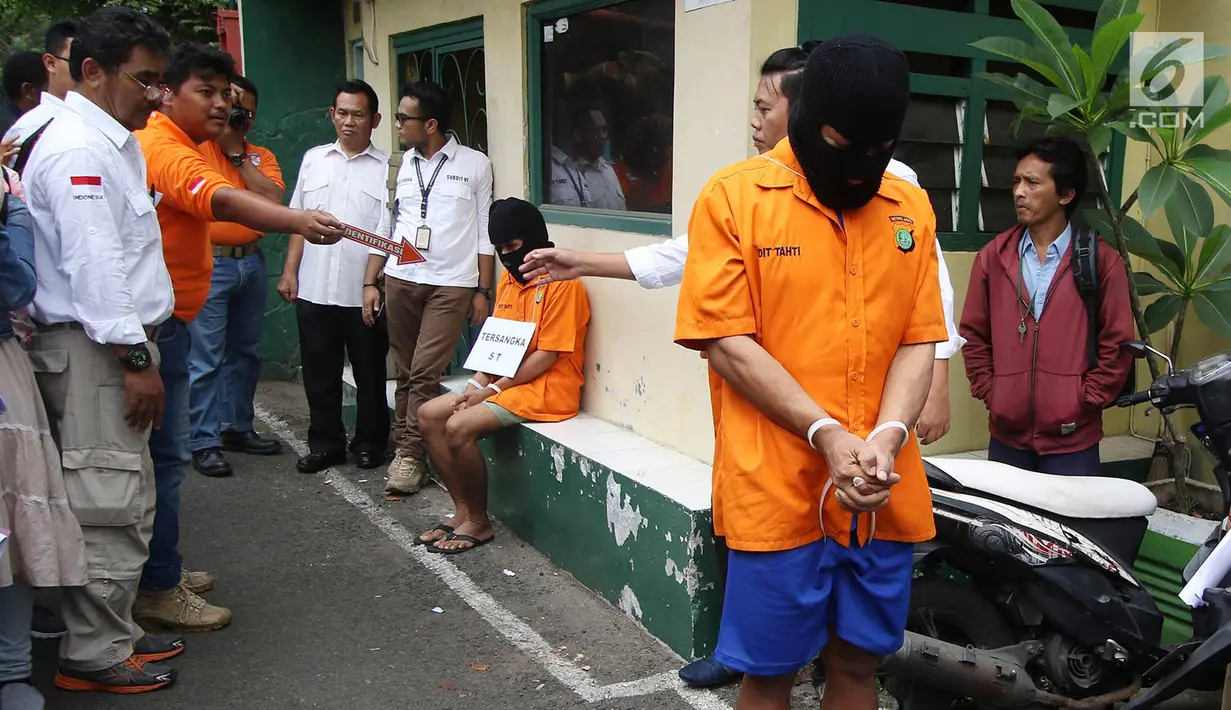 Suasana adegan rekonstruksi pembunuhan pasutri di Benhil, Jakarta, Senin (9/10). 26 adegan dilakukan dalam rekonstruksi kasus yang menyebabkan tewasnya Zakaria Husni (57) dan istrinya Zakiya Husni (52). (Liputan6.com/Immanuel Antonius)