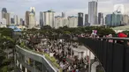 Warga mengisi libur Tahun Baru dengan menikmati pemandangan Kota Jakarta dari Skywalk Senayan Park, Sabtu (1/1/2022). Skywalk Senayan Park kini menjadi salah satu tempat wisata pilihan warga Jakarta lantaran pemandangannya yang instagramable. (Liputan6.com/Johan Tallo)