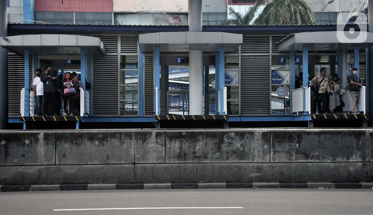 Sejumlah calon penumpang menunggu kedatangan bus Transjakarta di Halte Harmoni, Jakarta, Selasa (16/6/2020). PT Transjakarta mencatat sejak penerapan Pembatasan Sosial Berskala Besar (PSBB) Transisi, pengguna bus Transjakarta naik 22 persen dibandingkan saat PSBB. (merdeka.com/Iqbal Nugroho)