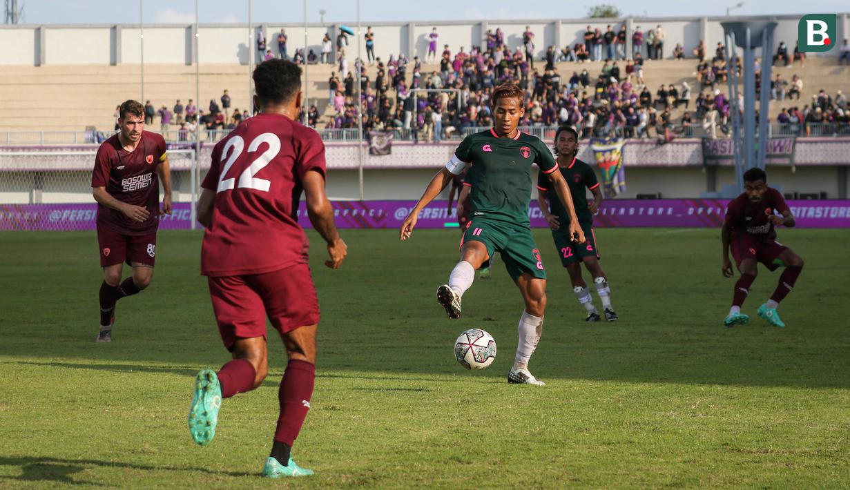 <p>Pemain Persita Tangerang, M. Toha (tengah) berusaha mengontrol bola saat pertandingan persahabatan antara Persita Tangerang melawan PSM Makassar di Indomilk Arena, Tangerang, Rabu (01/06/2022). Pertandingan berakhir dengan skor imbang 1-1. (Bola.com/Bagaskara Lazuardi)</p>
