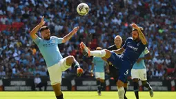 Striker Manchester City, Sergio Aguero, berebut bola dengan gelandang Chelsea, Cesc Fabregas, pada laga Community Shield di Stadion Wembley, London, Minggu (5/8/2018). Man City menang 2-0 atas Chelsea. (AFP/Glyn Kirk)