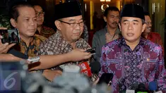 Ketua DPR RI Ade Komarudin dan Ketua BPK, Harry Azhar Azis memberi keterangan usai melakukan pertemuan di Gedung Nusantara III DPR Senayan, Jakarta, Rabu (2/3). Pertemuan tersebut dalam rangka silaturahmi antara kedua lembaga. (Liputan6.com/Johan Tallo)