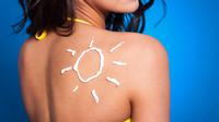 Oleskan sunscreen sebelum keluar dan kembali agar kulit mendapatkan perlindungan yang maksimal. (Sumber: Freepik/gpointstudio).