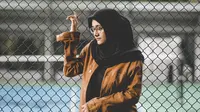 Terakhir, bahan pada hijab yang dikenakan juga mempengaruhi bentuk hijab (Foto: Unsplash.com/kilarov zaneit)