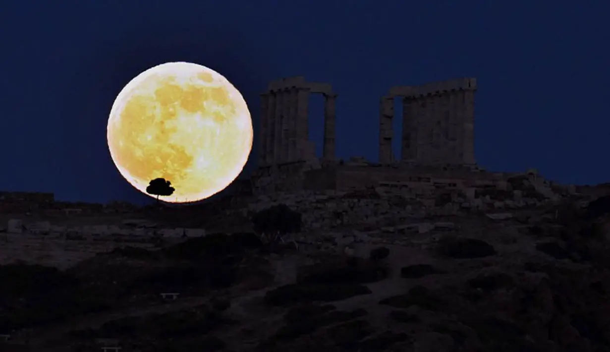 Bulan purnama tampak cantik saat berada di kuil Yunani Kuno di   Cape Sounion, 65 km dari Athena (AFP PHOTO/ARIS Messinis)