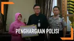 Menteri Dalam Negeri Tjahjo Kumolo memberikan penghargaan kepada 22 anggota polisi yang meninggal saat menjalankan tugas mengawal pemilu 2019.